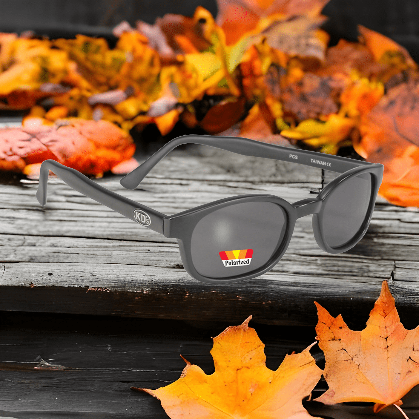 Occhiali da sole 10019 di X-KD con montatura nera opaca e lenti polarizzate grigie.