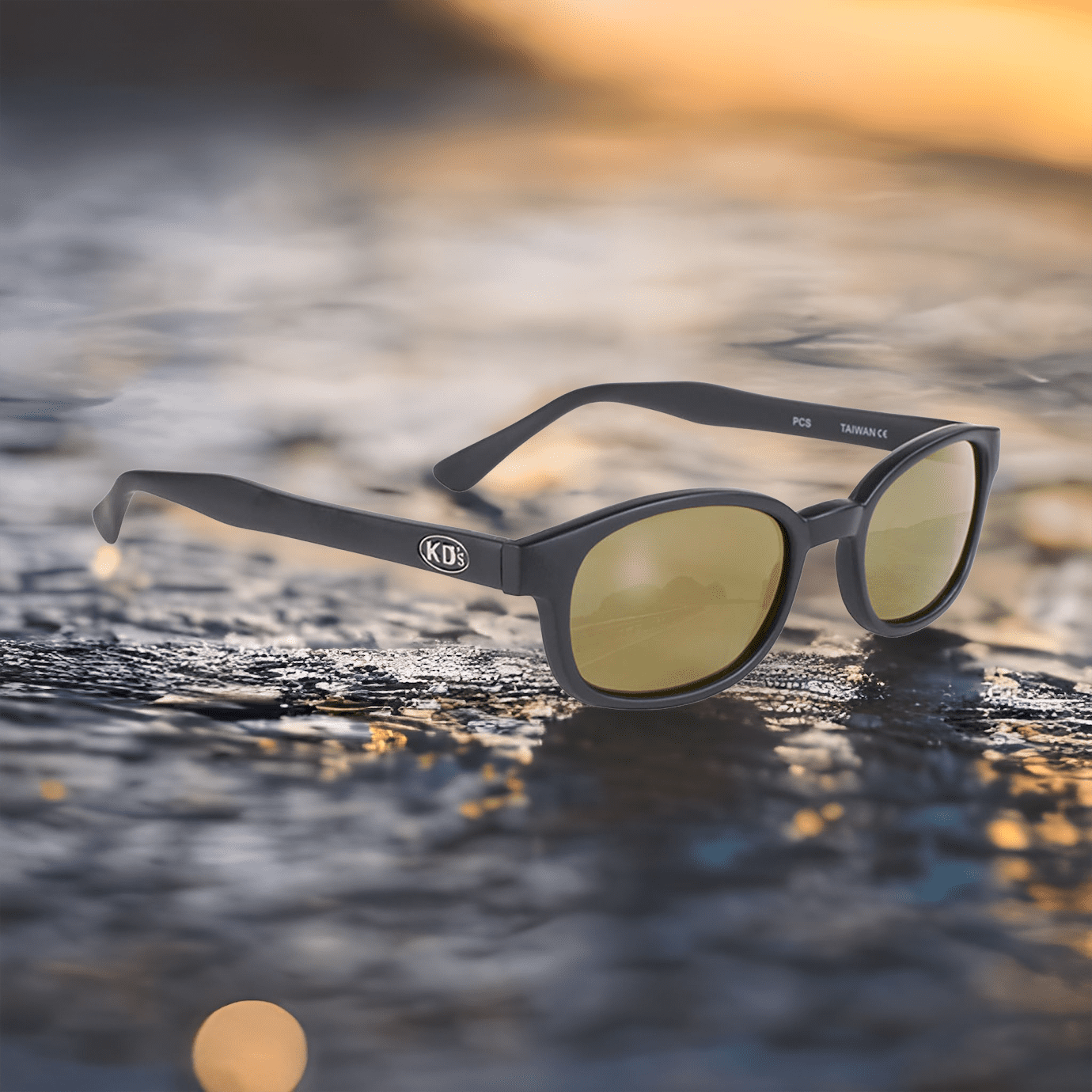 Gafas de sol KD's 2000 con montura negra mate y cristales dorados efecto espejo