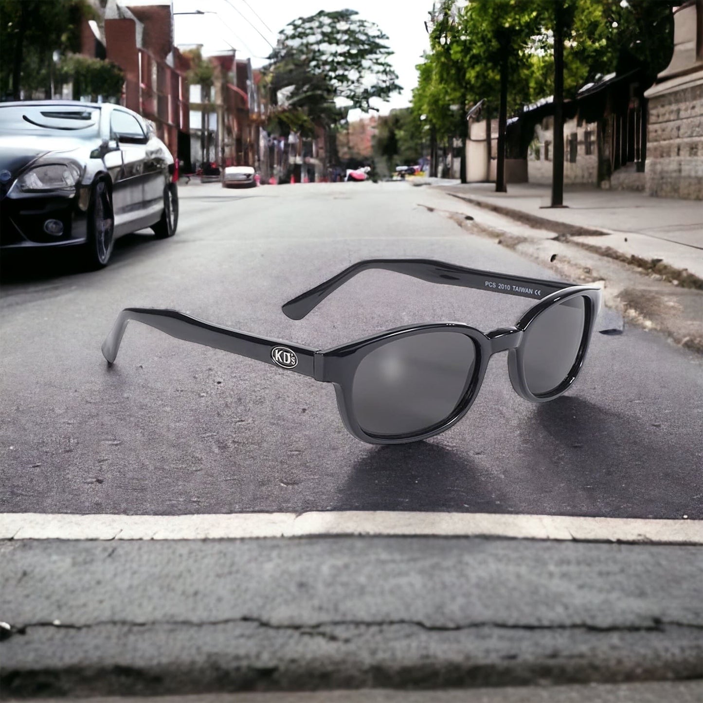 Occhiali da sole KD's 2010 con montatura nera classica e lenti fumé