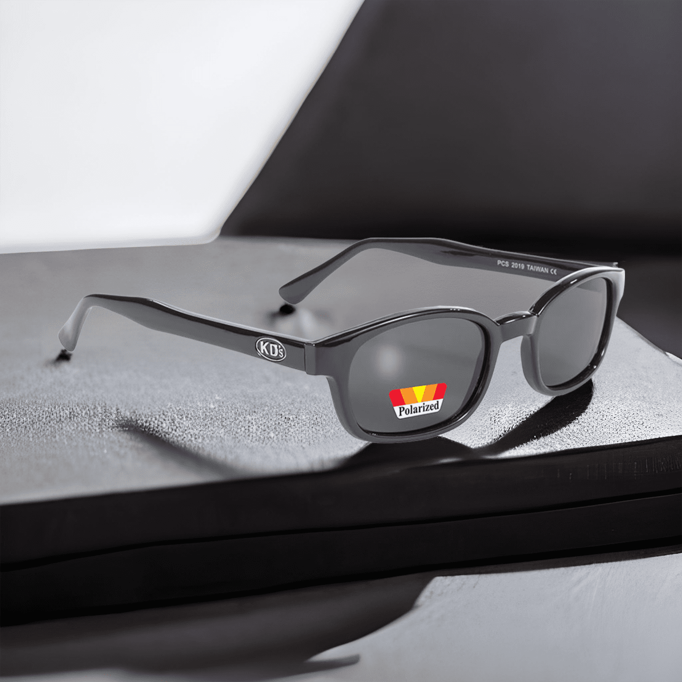 Occhiali da sole KD's 2019 con montatura classica nera e lenti polarizzate grigie