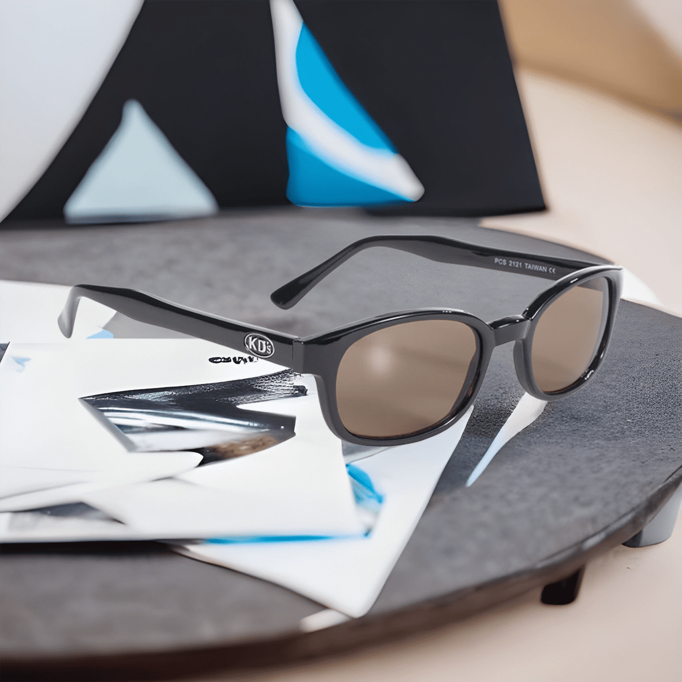 Γυαλιά ηλίου KD's 2121 με κλασικό μαύρο σκελετό και σκούρους καφέ φακούς