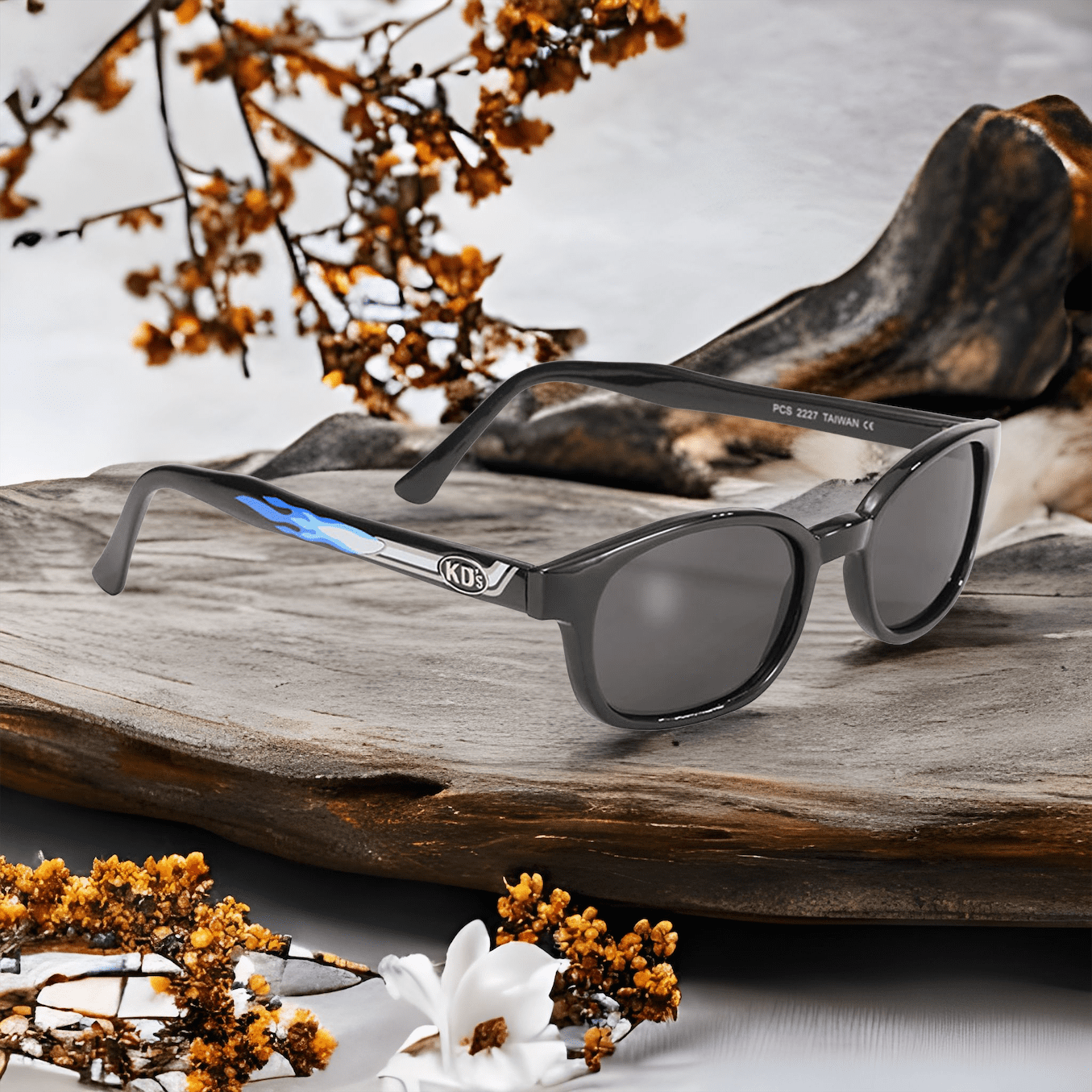 Lunettes de soleil KD's 2227 avec monture déco pot d'échappement et verres foncés