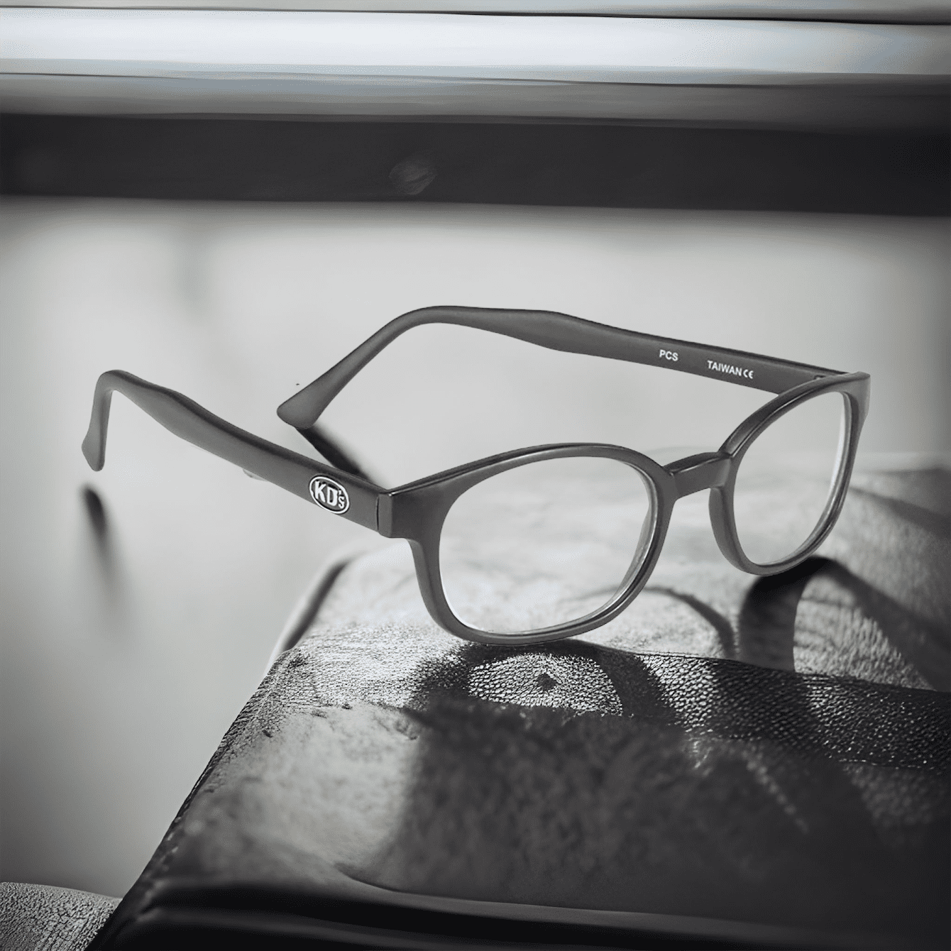 KD's 20015 Sonnenbrille mit klaren Gläsern und mattschwarzem Gestell