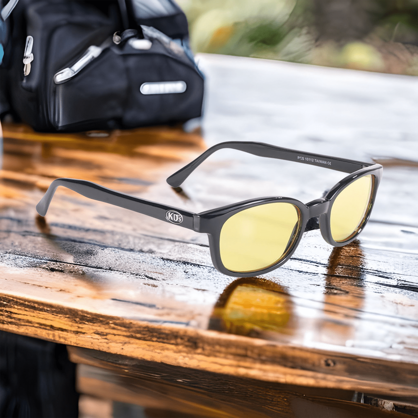Occhiali da sole 10112 di X-KD con montatura nera e lenti gialle