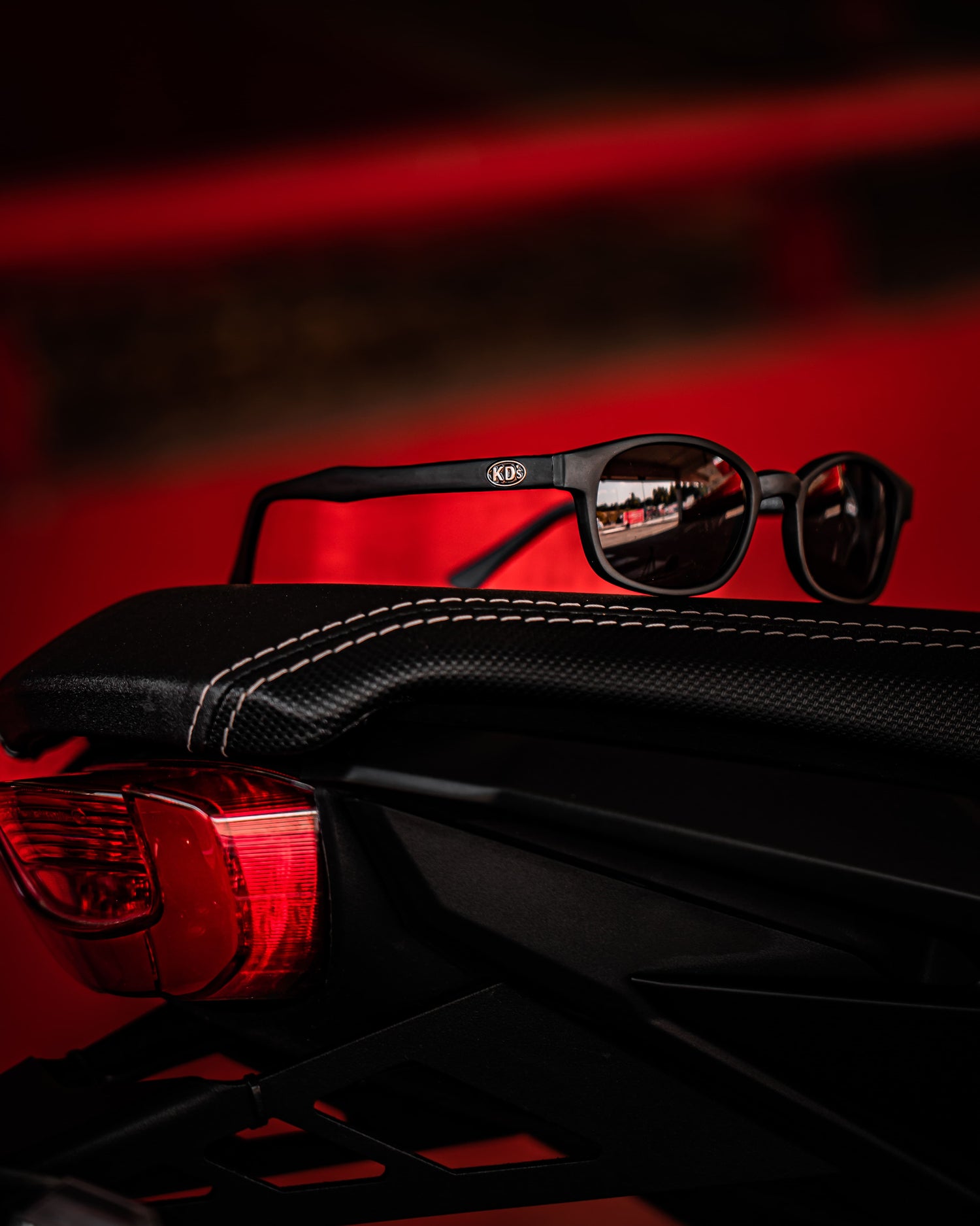 Matzwarte zonnebril gedragen door Jax Teller in de bikerserie Sons of Anarchy.