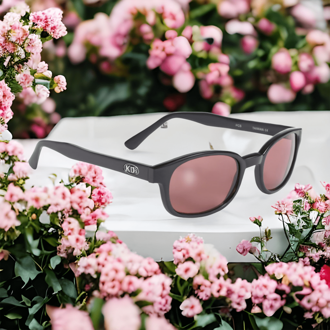 Lunettes de soleil KD's 22120 , monture noir mat et verres roses