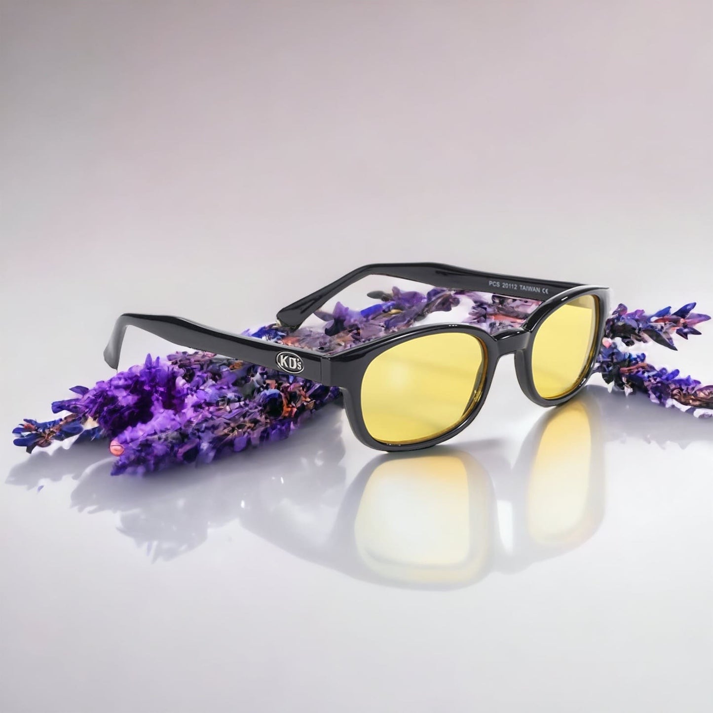 Occhiali da sole KD's 20112 con montatura classica nera e lenti gialle