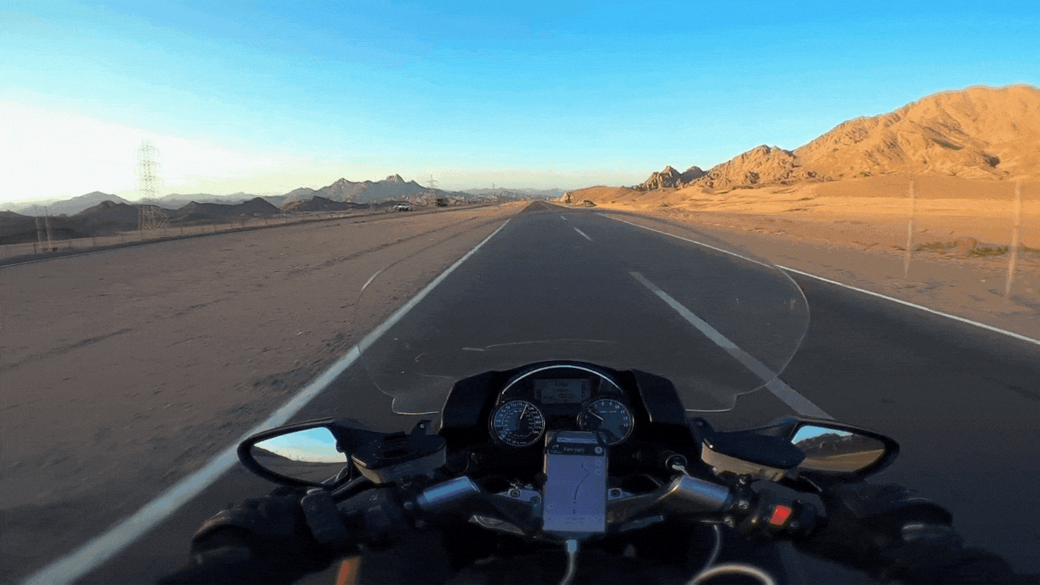 Motorradfahrer genießt ein besseres Fahrgefühl mit einer KD's Sonnenbrille mit gelb getönten Gläsern, die außergewöhnliche Klarheit und Sonnenschutz bietet - erhältlich unter kds-france-lunettes.fr