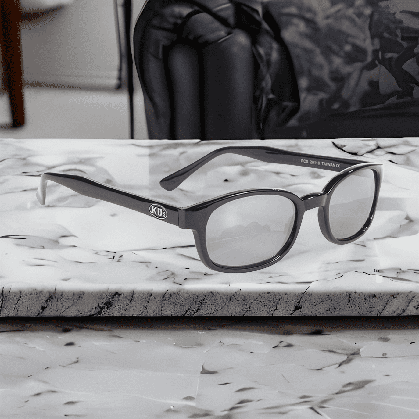 Gafas de sol KD 20110 con lentes plateadas efecto espejo en una montura clásica negra