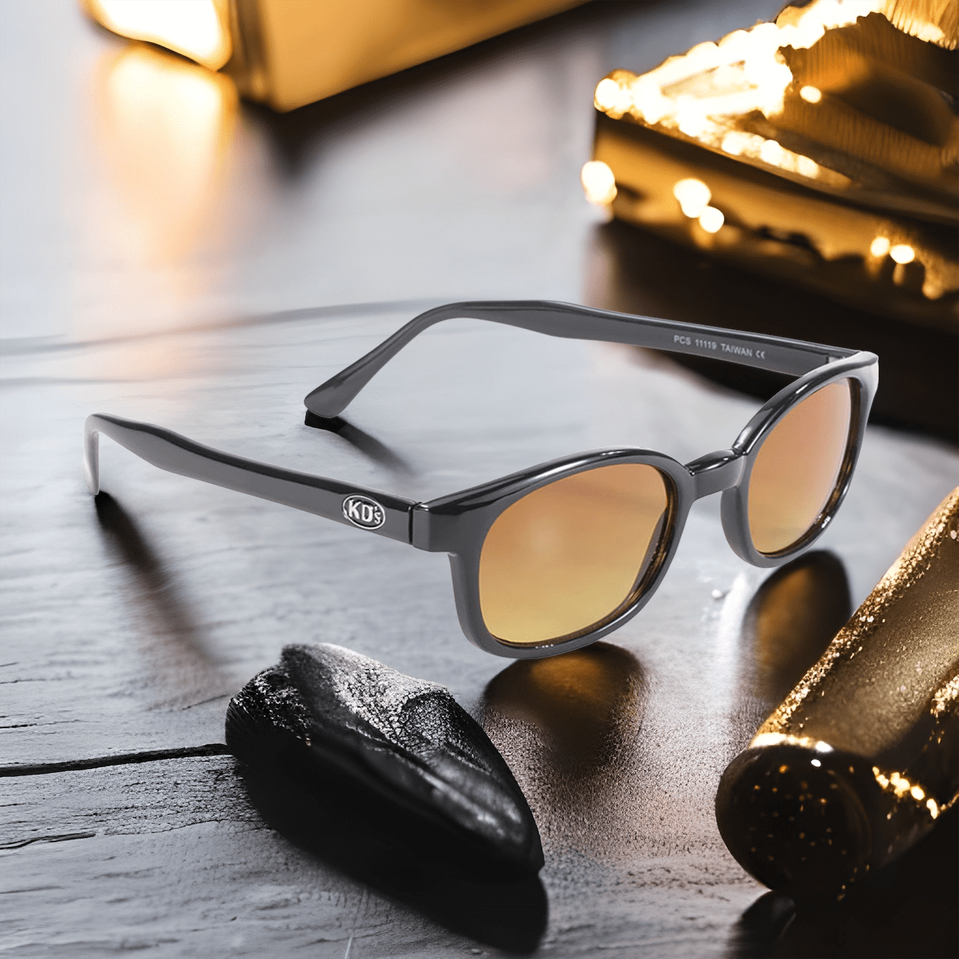 Occhiali da sole 11119 di X-KD con montatura nera e lenti color ambra