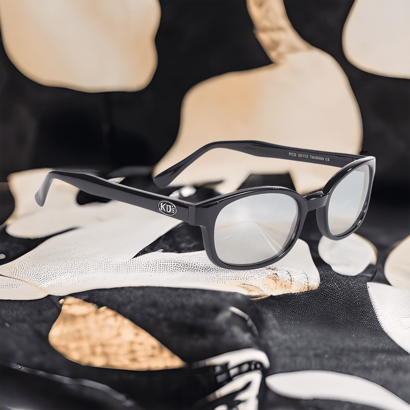 Lunettes de soleil KD's 20113 avec monture noire classique et verres miroir clair argenté
