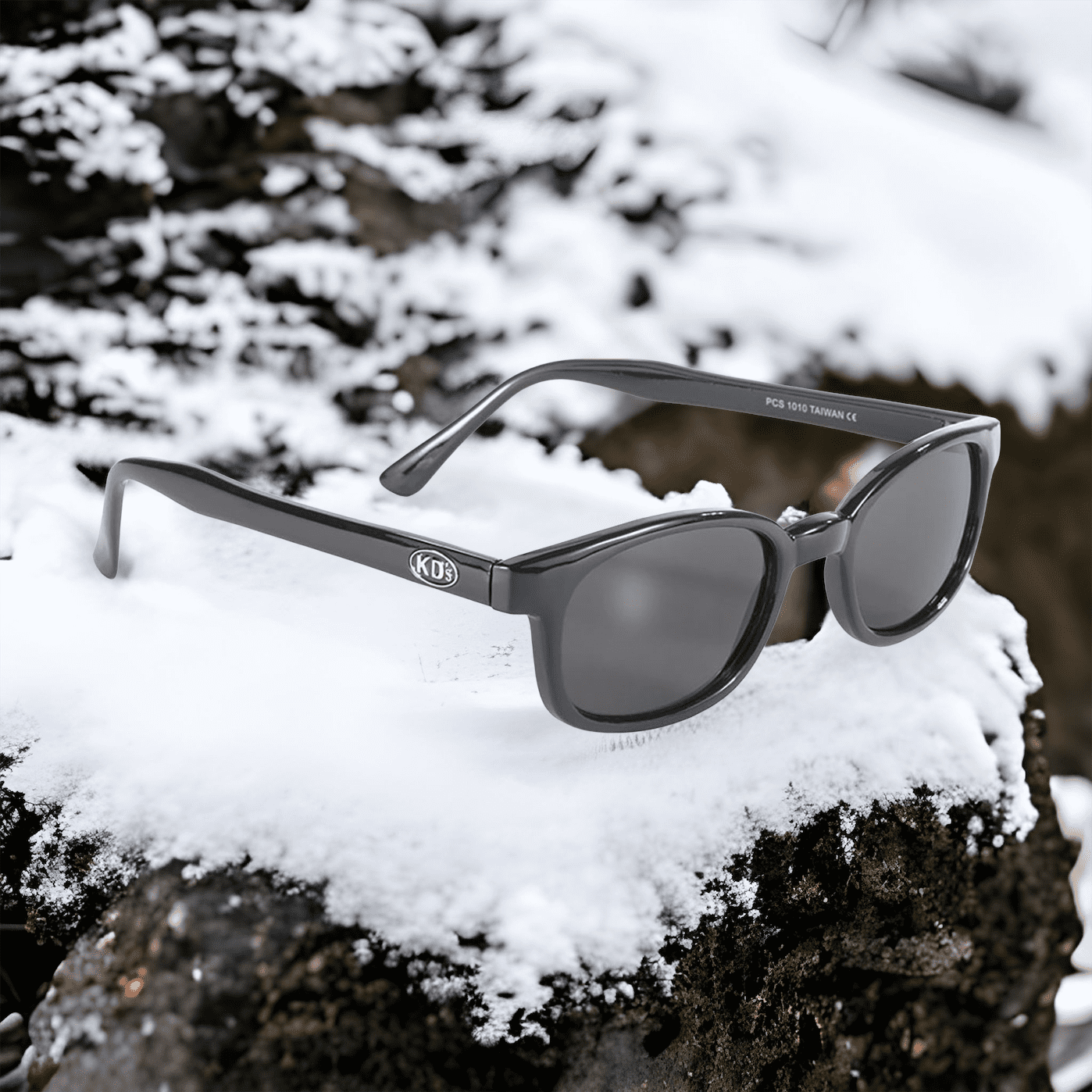 Occhiali da sole 1010 di X-KD con montatura nera lucida e lenti fumé