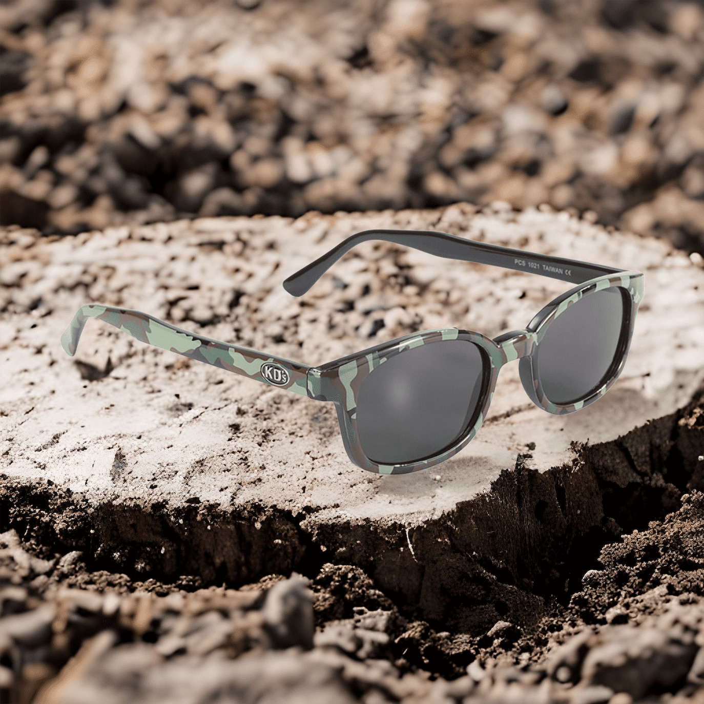 Occhiali da sole 1021 di X-KD con montatura mimetica e lenti grigie