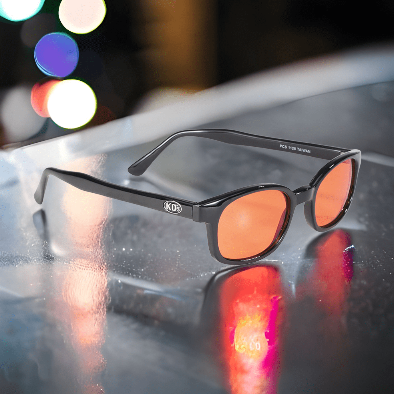 Occhiali da sole 1128 di X-KD con montatura nera e lenti arancioni