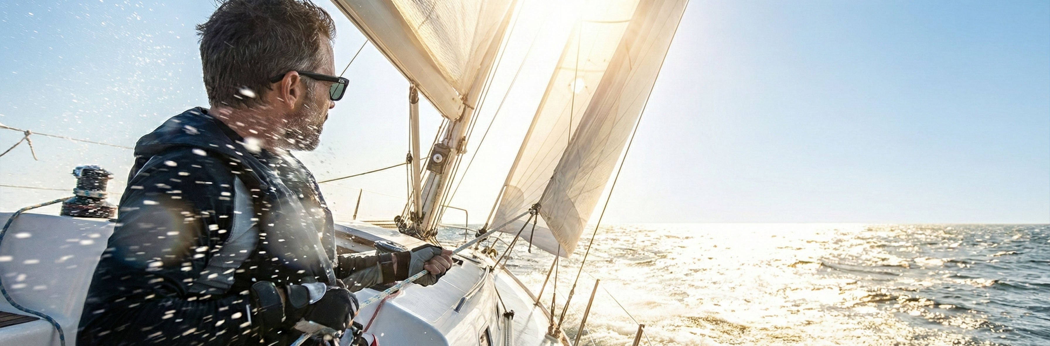 Lunettes KDS en action sur voilier en mer – style outdoor et sport nautique
