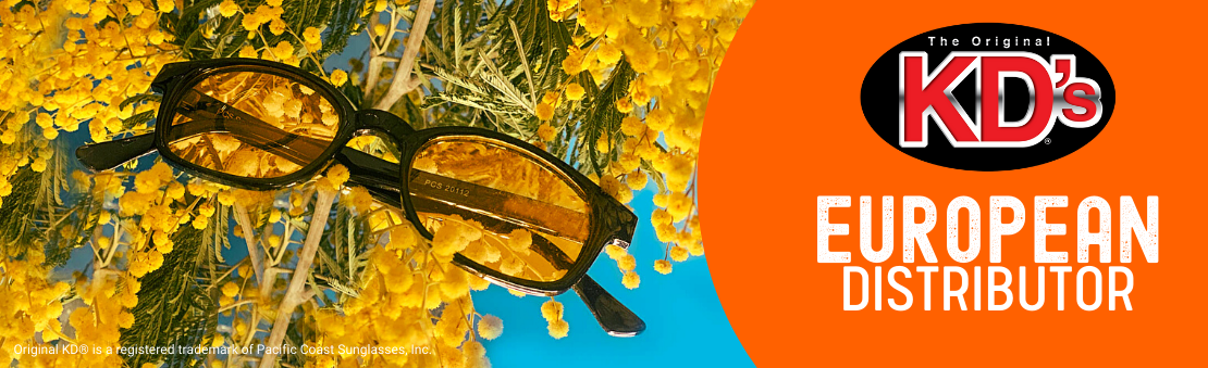 Présentation des lunettes de soleil KD's à verres jaunes posé sur du mimosa fleuri.