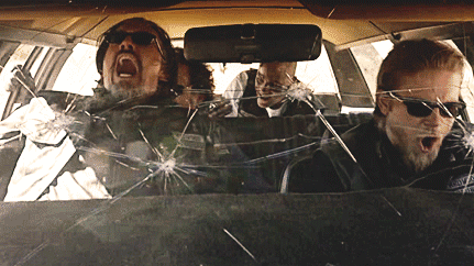 Jax Teller (Charlie Hunnam) en Chibs (Tommy Flanagan) dragen KD's zonnebrillen in een scène uit Sons of Anarchy, wat de authentieke motorstijl van het merk KD's illustreert.